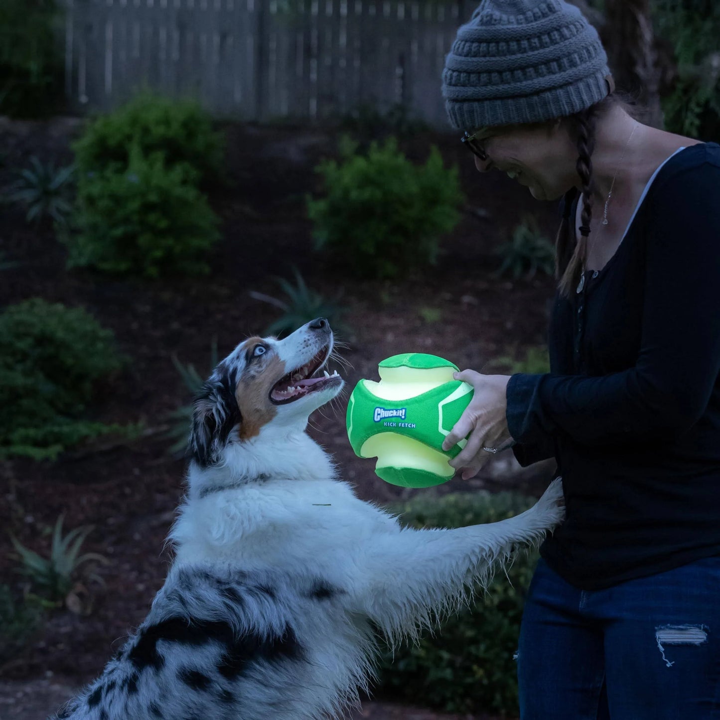 Chuckit Max Glow kick Fetch